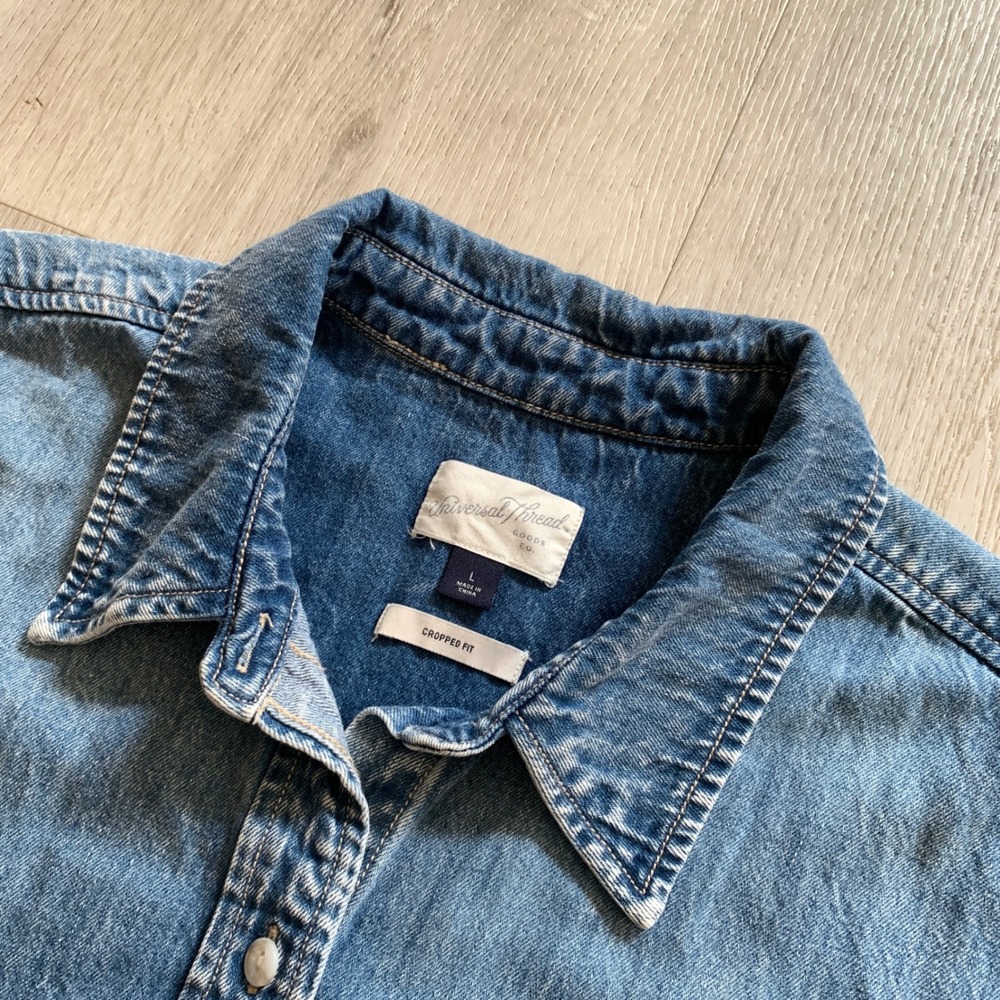 Universal Thread Womens Cropped Denim Button Down Shirt Medium Wash Blue Large